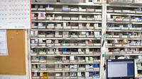 かるがも薬局　江坂店の薬棚