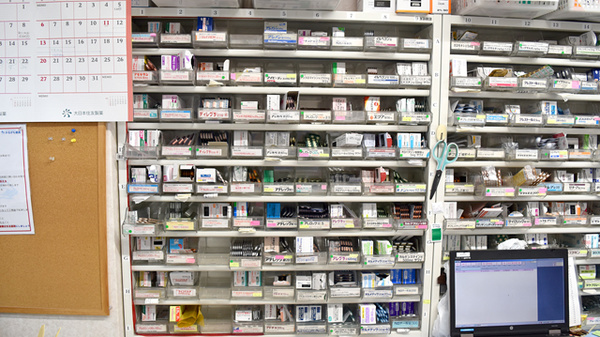 かるがも薬局　江坂店の薬棚