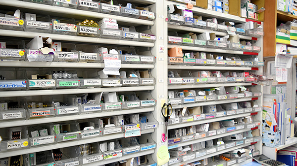 かるがも薬局　東生駒店の薬棚