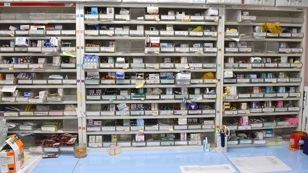 かるがも薬局　諸口店の薬棚