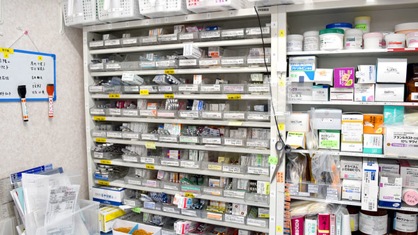かるがも薬局　千里山田店の薬棚