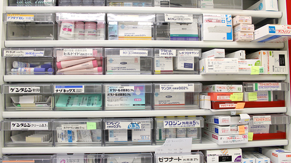 かるがも薬局　長堀橋店の薬棚