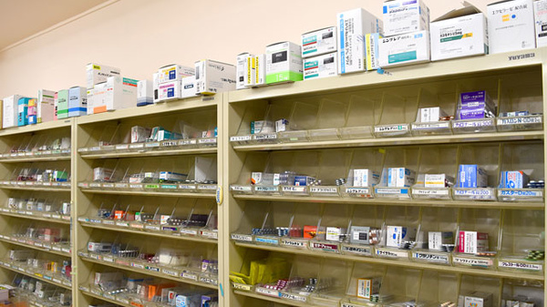 つくし薬局　大和町店の薬棚