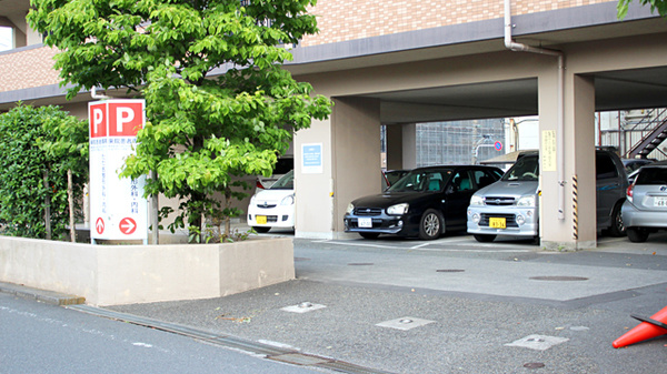 すみれ忠生薬局の駐車場