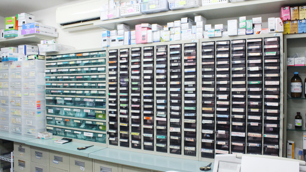 薬局ビーエヌファーマシー　自由が丘店の薬棚