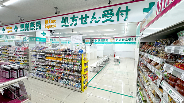 フィットケアエクスプレスたまプラーザ駅前店薬局の入口