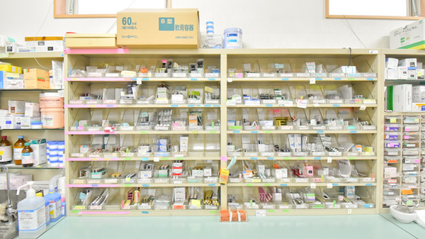 みなみ薬局の薬棚
