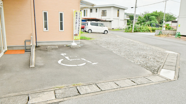 みなみ薬局の駐車場