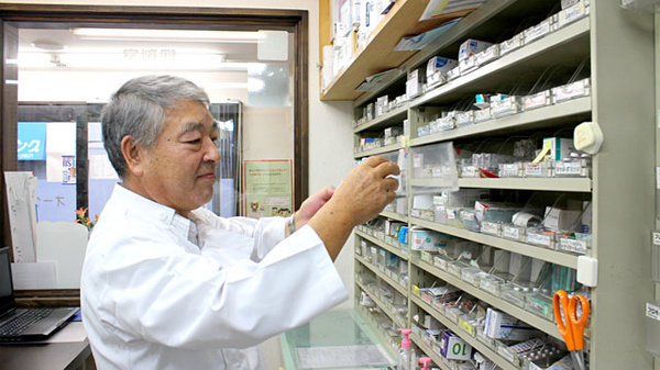 オーケー調剤薬局の作業風景