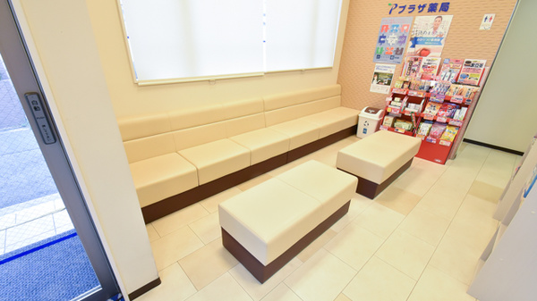 プラザ薬局　平野瓜破店の待合スペース