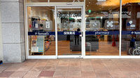 薬局トモズ横浜ポートサイド店の入口