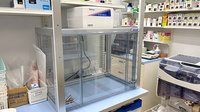 薬局トモズ横浜ポートサイド店の無菌調剤室完備