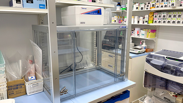 薬局トモズ横浜ポートサイド店の無菌調剤室完備