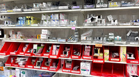 薬局トモズ横浜ポートサイド店の薬棚