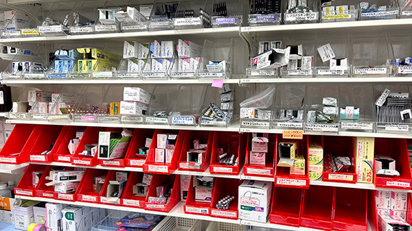 薬局トモズ横浜ポートサイド店の薬棚