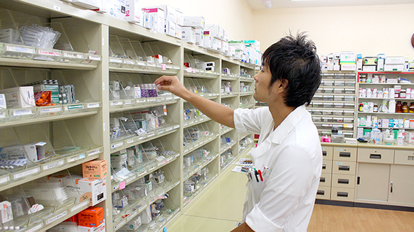 サカエ薬局の作業風景