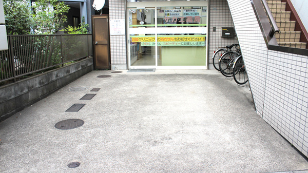 サカエ薬局の駐車場