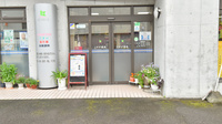 こすげ薬局の入口