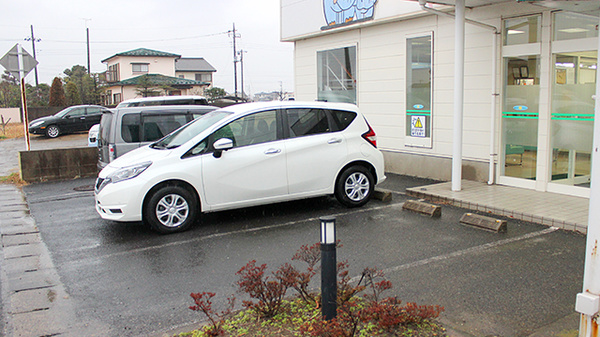 カムラ薬局の駐車場