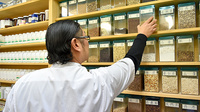 戎漢方薬局の作業風景