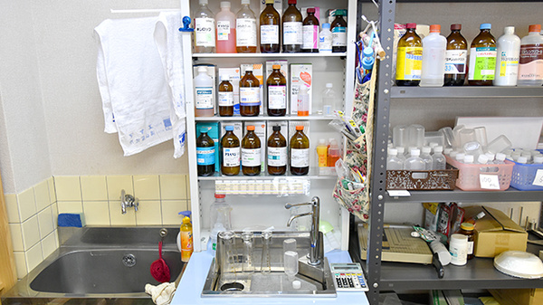戎漢方薬局の薬棚