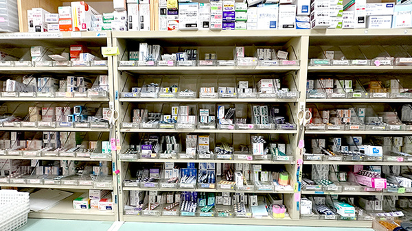 ひばり薬局滑川店の薬棚