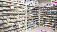 あすは薬局の薬棚