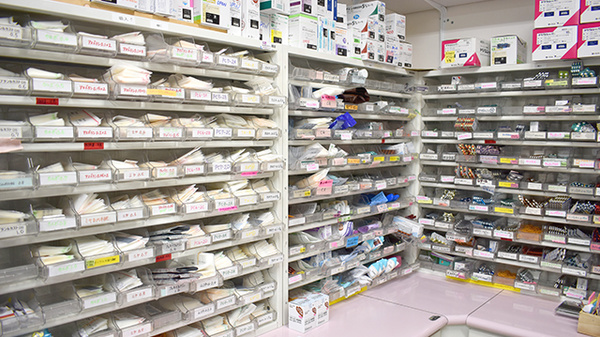あすは薬局の薬棚