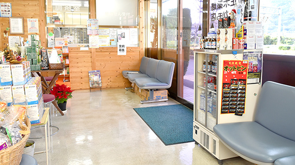 有限会社　正木薬局かも店の待合スペース