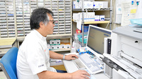 有限会社　正木薬局かも店の作業風景