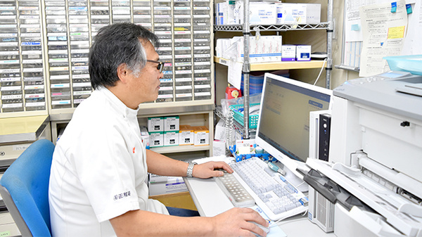 有限会社　正木薬局かも店の作業風景
