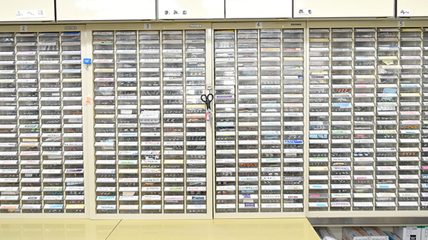 有限会社　正木薬局かも店の薬棚