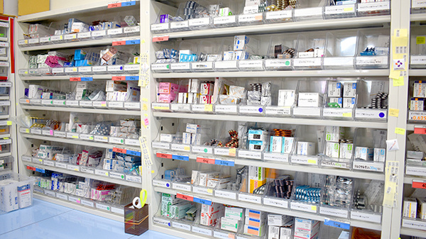 花・花薬局堀米北店（旧 オリーブ薬局堀米店）の薬棚