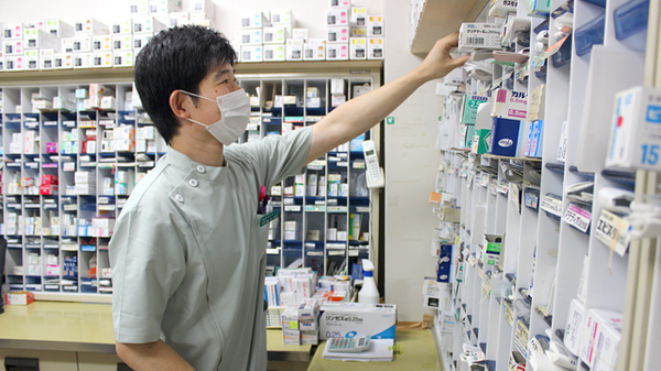 阿部薬局の作業風景