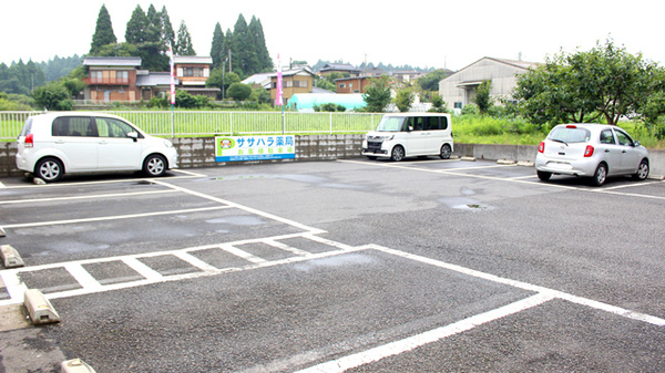 ササハラ薬局の駐車場