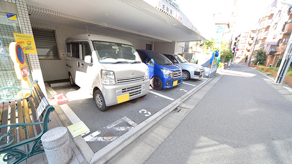 経堂薬局の駐車場