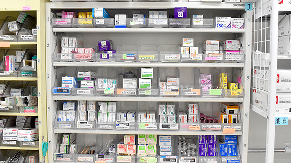 若葉薬局の薬棚
