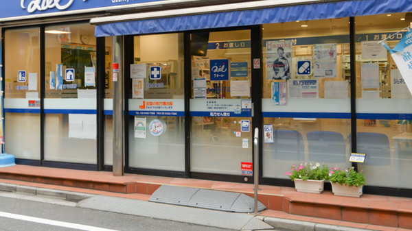 クオール薬局　梅ヶ丘店の入口