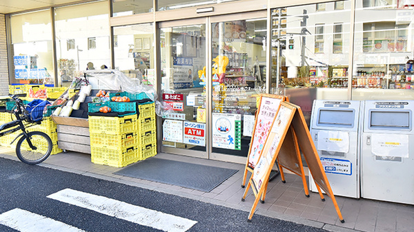 ナチュラルローソンクオール薬局世田谷弦巻三丁目店の入口