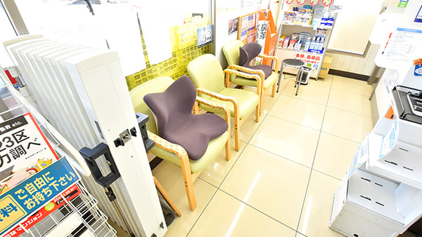 ナチュラルローソンクオール薬局世田谷弦巻三丁目店の待合スペース