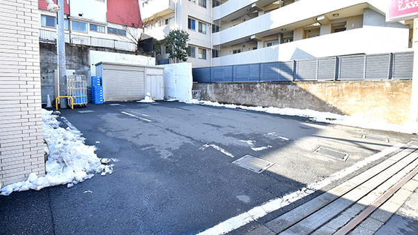 ナチュラルローソンクオール薬局世田谷弦巻三丁目店の駐車場