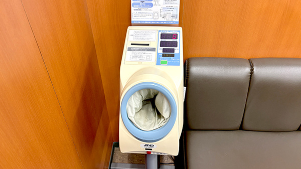 薬局トモズ宮前平店の血圧計