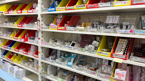 薬局トモズ宮前平店の薬棚