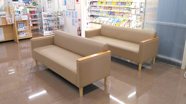 ウエルシア小田原栢山店薬局の待合スペース