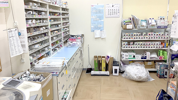 ヤックスドラッグ　千葉山王薬局の調剤室