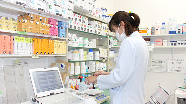中央調剤薬局の作業風景