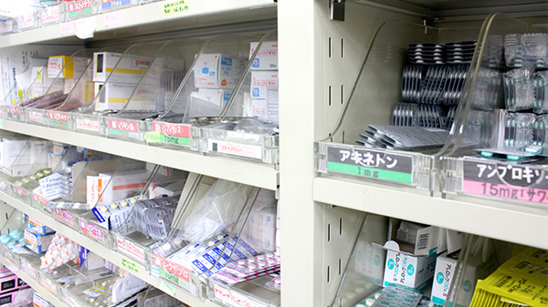 中央調剤薬局の薬棚