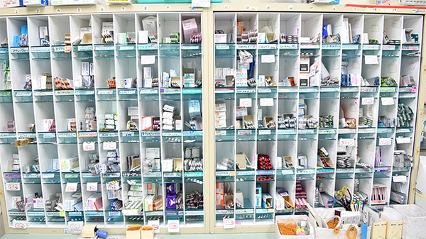みなみ調剤薬局の薬棚