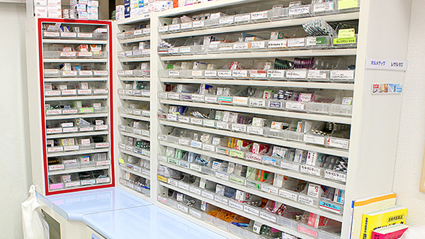 ベース薬局北町店の薬棚