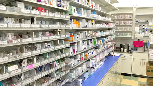 薬局ダックス　下京五条店の薬棚